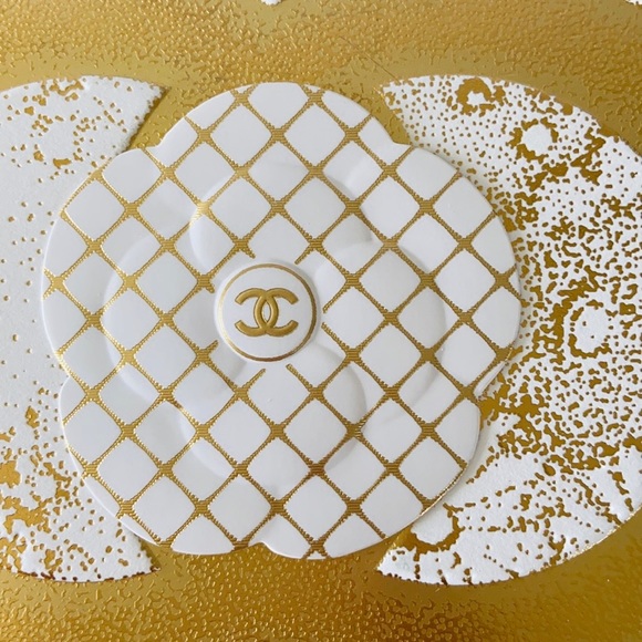Chanel White and Gold Camellia Accessory - Picture 4 of 6